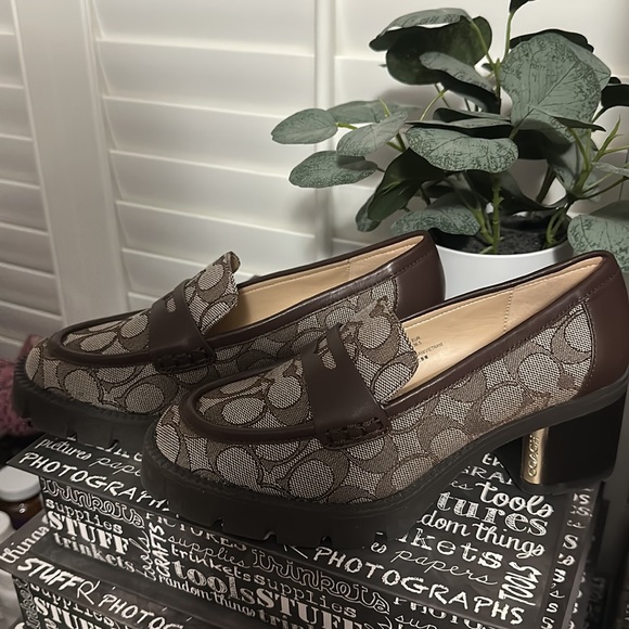 Coach Cora Loafer in the brown jacquard print size 6. - Picture 3 of 10